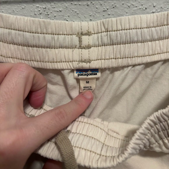 LIKE NEW Men’s Patagonia funhoggers pants medium cream color - Picture 4 of 12